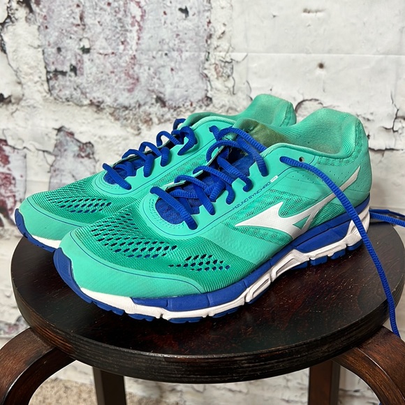 Mizuno Shoes - Mizuno womens sneakers 8.5 synchro MX